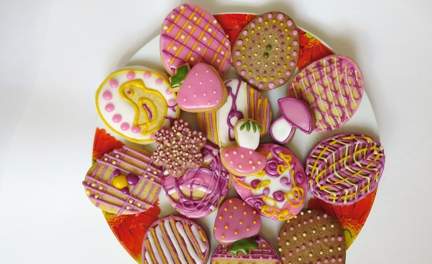 1. Этап. Печенье расписное своими руками: 9. Украшаю печень по своему усмотрению, также добавляю посыпку. Приятного аппетита!