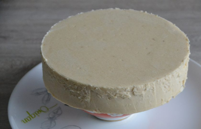 1. Этап. Торт Груши в карамели: Разогрейте в микроволновой печи зеркальную глазурь. Оптимальная температура работы с глазурью 32-35 градусов. Достаньте торт из морозилки, а затем аккуратно извлеките из формы. Установите на возвышение, нанесите на торт зеркальную глазурь, излишки снимите шпателем.