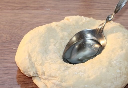 1. Этап. По мотивам кребли или вергуны: 7. Влить растительное масло (1 ст. л.) и замесить мягкое тесто. Оно должно стать однородным, гладким и не липким. Тесто скатать в шар.