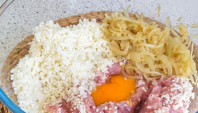 1. Этап. Свекольный суп на курице: Вначале сделайте фарш. Обжарьте в масле лук, нарезанный четвертинками, до прозрачного цвета с солью и перцем. В это время перекрутите курицу в фарш. Затем перемешайте с ним лук, тмин, яйцо, измельчённый чеснок, чили, соль и перец. Также перекрутите капусту в мелкую крошку.