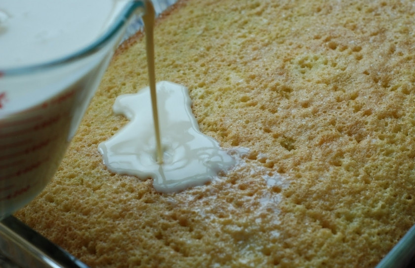 1. Этап. Торт Три молока: Медленно и равномерно заливаем торт молоком.