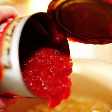 1. Этап. Спагетти с фрикадельками: Залить банку раздавленных помидоров.