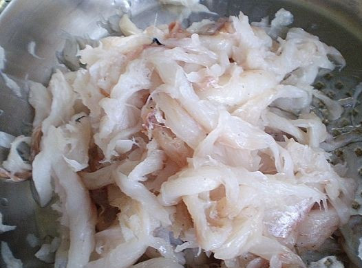 1. Этап. Слойки с рыбой: Пока пекутся слойки, займемся начинкой. Филе рыбы нарезаем на маленькие кусочки.