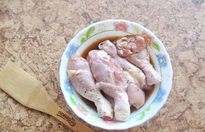 1. Этап. Куриные ножки в беконе в духовке: Куриные ножки помойте и выложите в маринад на 30-40 минут.