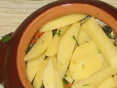 1. Этап. Жаркое из кролика в горшочках: Последний слой - оставшаяся картошка.