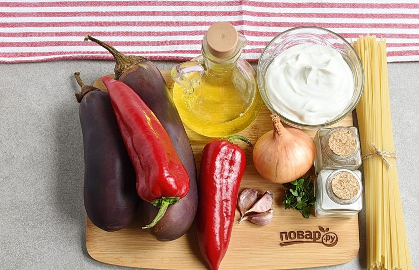 1. Этап. Вкусный соус к макаронам: Подготовьте ингредиенты.