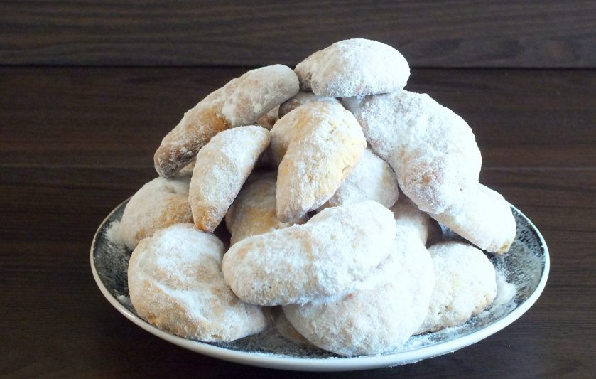 1. Этап. Греческое печенье Курабьедес: Выложите на блюдо и подавайте на стол.