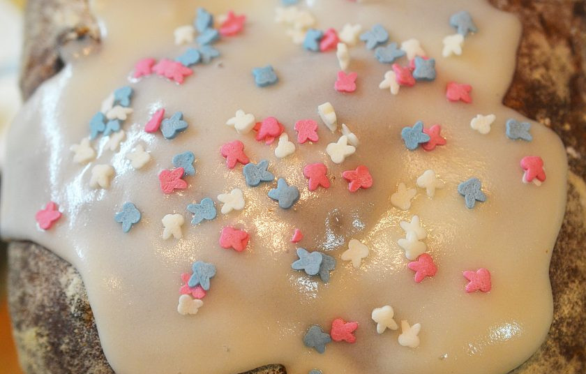 1. Этап. Пасхальный кулич в хлебопечке: 6. Поставьте режим Выпечка и выпекайте кулич. Можно просто посыпать его сахарной пудрой. Или сделайте глазурь: 100 г. сахарной пудры смешайте с 1 ст.л. молока и полейте кулич. Посыпьте кондитерской посыпкой.