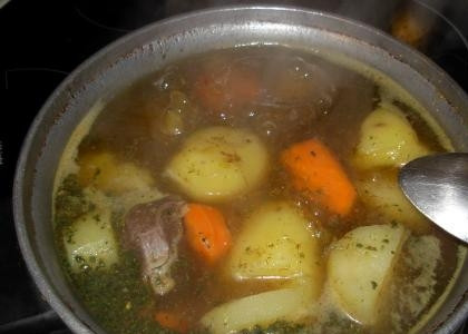 1. Этап. Шурпа из оленины: В казан долить воды и варить вместе с овощами 40 минут на медленном огне.