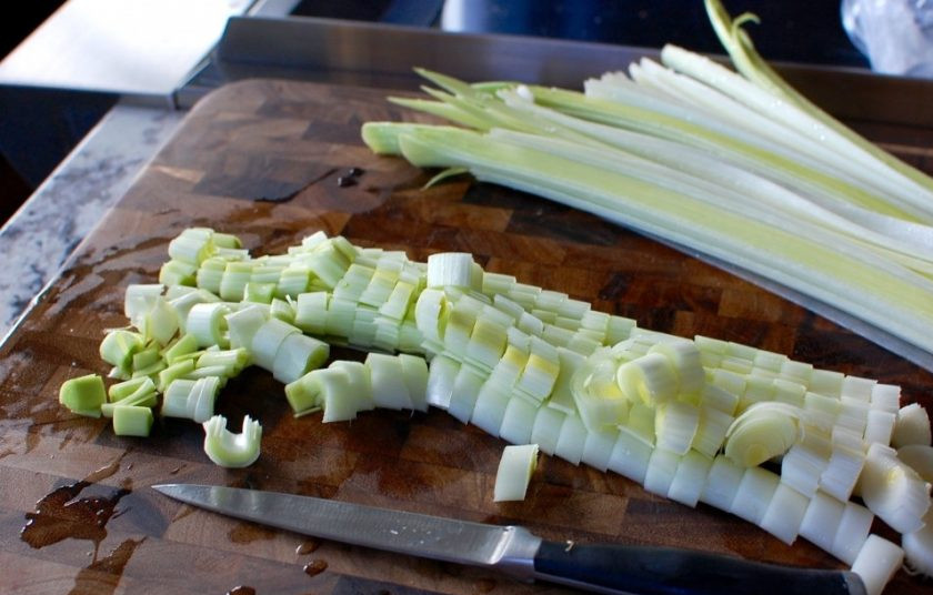 1. Этап. Картофельно-луковый суп: 3. Порежьте ломтиками.