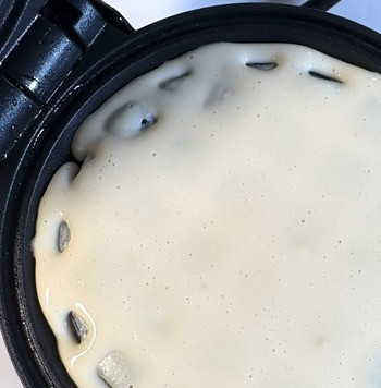 1. Этап. Вафли из творожного сыра: Вафельницу смазать или сбрызнуть растительным маслом, я не смазывала каждый раз, у меня вафли не прилипали. Налить тесто в вафельницу, чтобы оно покрывало дно вафельницы, выпекать 2-3 минуты до зарумянивания.