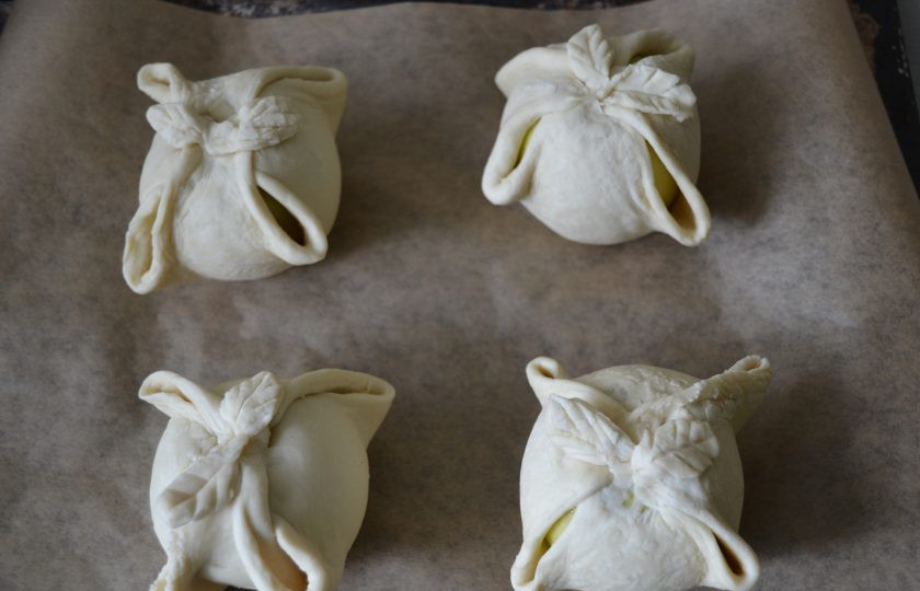 1. Этап. Яблоки в платочках: Выложите заготовки на лист для выпечки, закрепите 