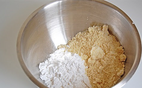 1. Этап. Торт Царский: При помощи блендера вместе взбиваем молотый миндаль и сахарную пудру (90 гр).