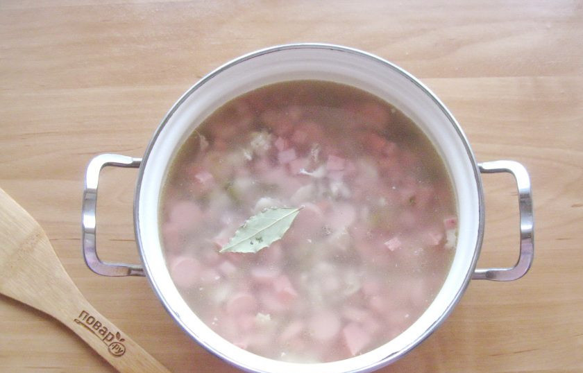 1. Этап. Белая солянка: Выложите лавровый лист. Посолите и поперчите по вкусу.