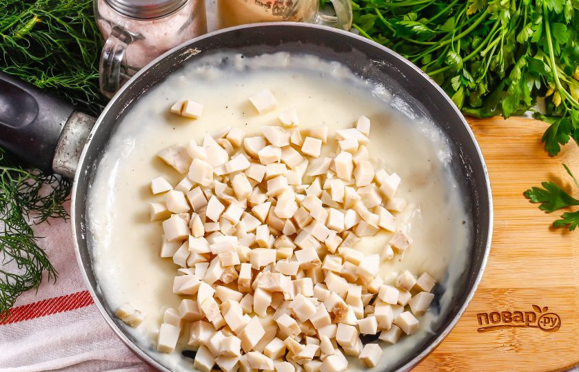 1. Этап. Блинчики с кальмарами: Отварные кальмары нарежьте мелкими кубиками и всыпьте в соус, перемешайте.