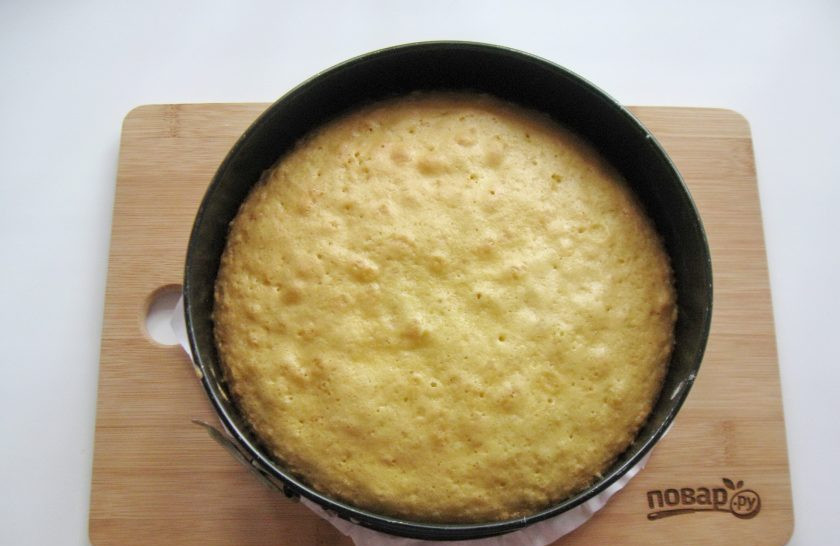 1. Этап. Торт Метелица: Выпекайте корж в духовке, заранее разогретой до 175 градусов 35-40 минут. Готовность проверьте сухой палочкой.