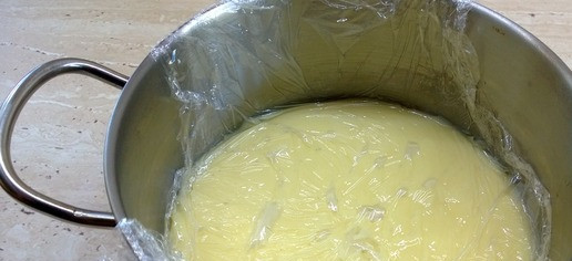 Тарт с голубикой 1. Этап. Тарт с голубикой: Снимаем с огня, добавляем нарезанное на маленькие кусочки масло и ванильную эссенцию, перемешиваем. Накрываем крем пленкой так, чтобы она лежала прямо на поверхности крема. Полностью охлаждаем крем в холодильнике. Если в креме есть небольшие комочки, протираем его через мелкий сетчатый дуршлаг.