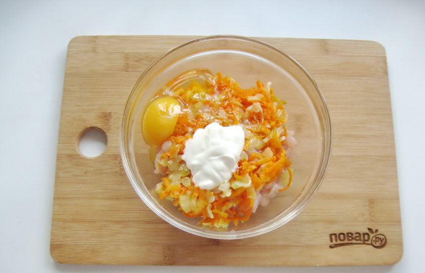 1. Этап. Куриные оладьи с морковью: Добавьте яйцо и сметану.