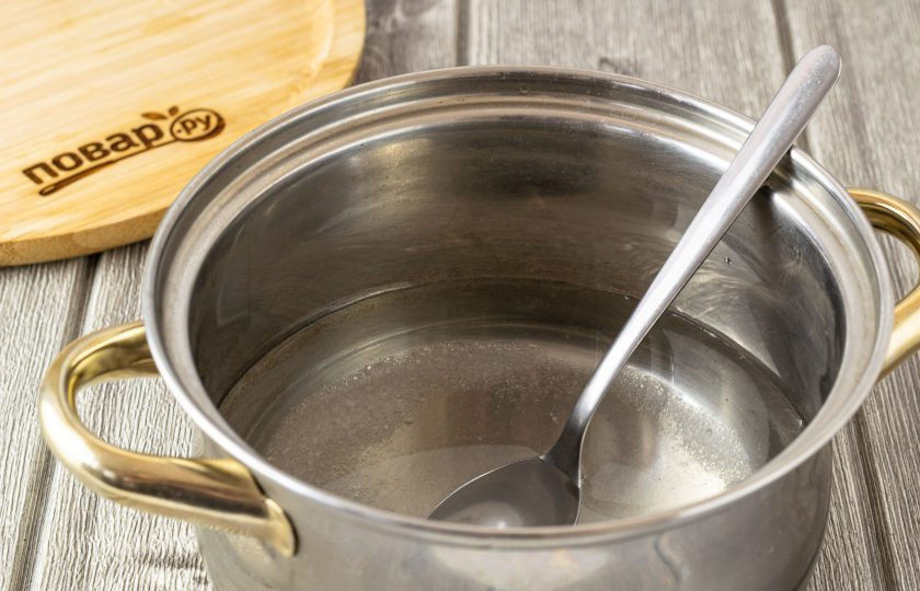 1. Этап. Соленые огурцы хрустящие: Для рассола вскипятите воду с солью.