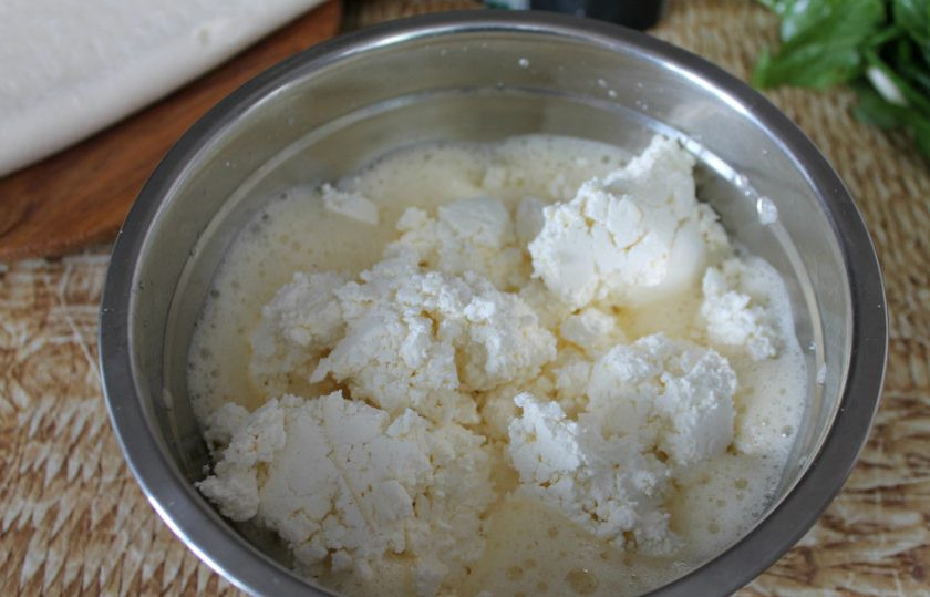 1. Этап. Греческая улитка: Добавляем творог.