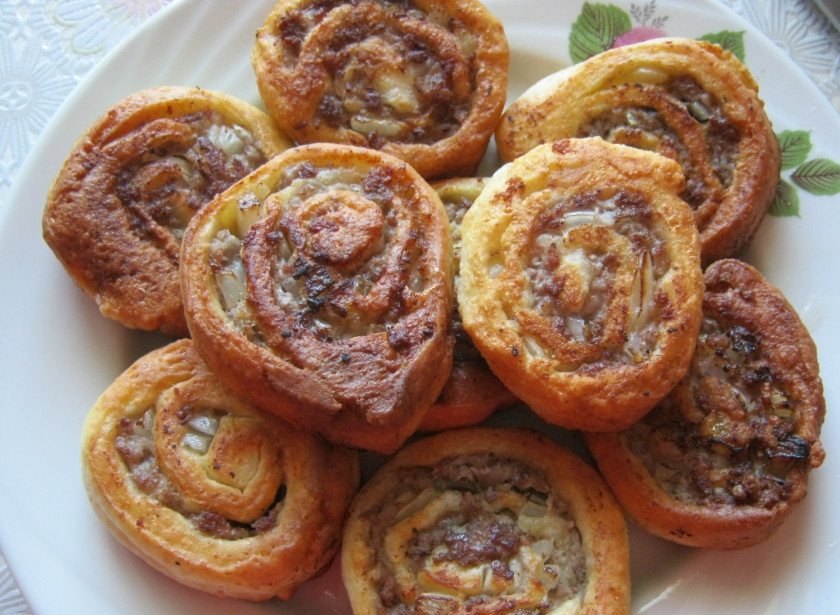 1. Этап. Творожное тесто с фаршем: После обжаривания рулеты подрумянились и стали выглядеть очень аппетитно! Вот такая простая горячая закуска из творожного теста. Подавать можете со сметаной. Приятного аппетита!