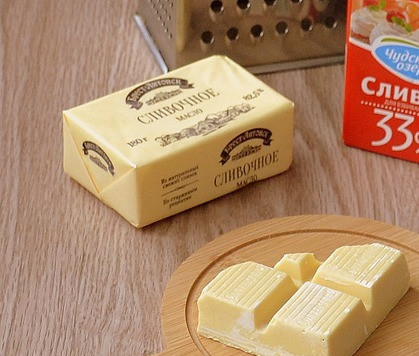 1. Этап. Глазурь из белого шоколада: Подготовить необходимые ингредиенты. Я готовила не полную порцию и мне хватило её на один кекс У меня оставался небольшой (80 гр.) кусочек белого шоколада ( кувертюр). Кувертюр — это «настоящий шоколад», в отличие от составного шоколада. Составной шоколад, из которого изготавливаются многие коммерческие плитки шоколада, часто содержит растительное масло вместо какао-масла.