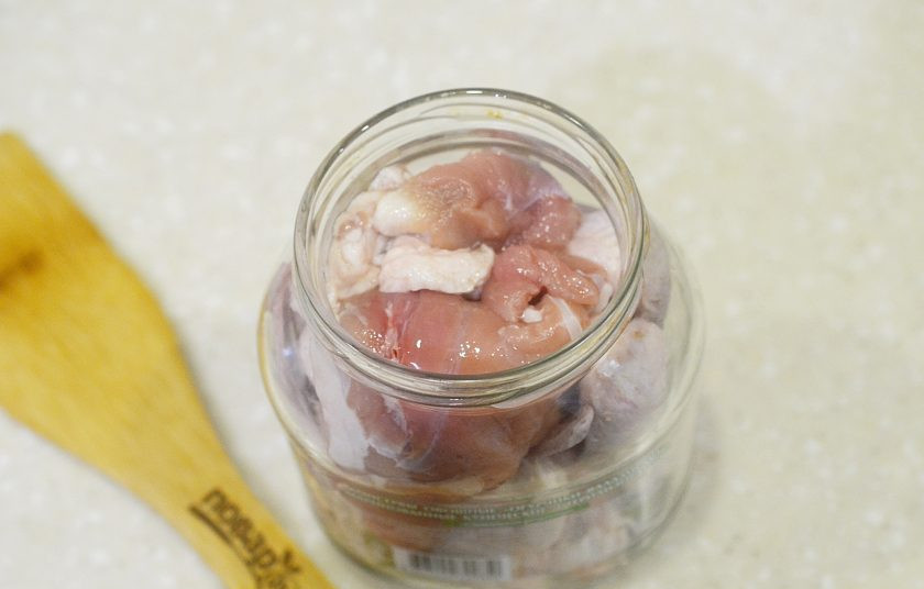 1. Этап. Тушенка из утки в домашних условиях: 4. Выложите в банку, посолите.