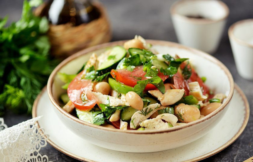 1. Этап. Овощной салат с курицей и фасолью: Овощной салат с курицей и фасолью готов! Разложите по тарелкам и можно подавать к столу. Приятного аппетита!