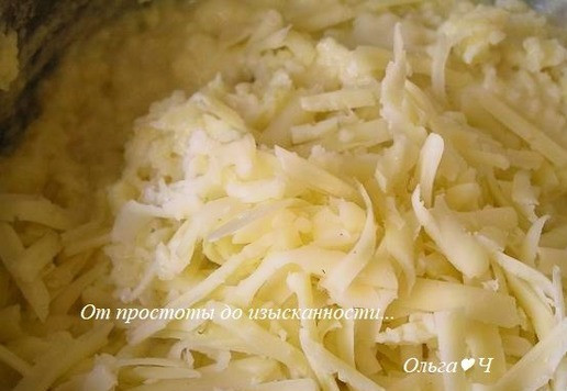 1. Этап. Полента Таранья: Порционно добавьте тертый сыр, тщательно перемешивая лопаткой после каждой добавки до полного расплавления сыра.