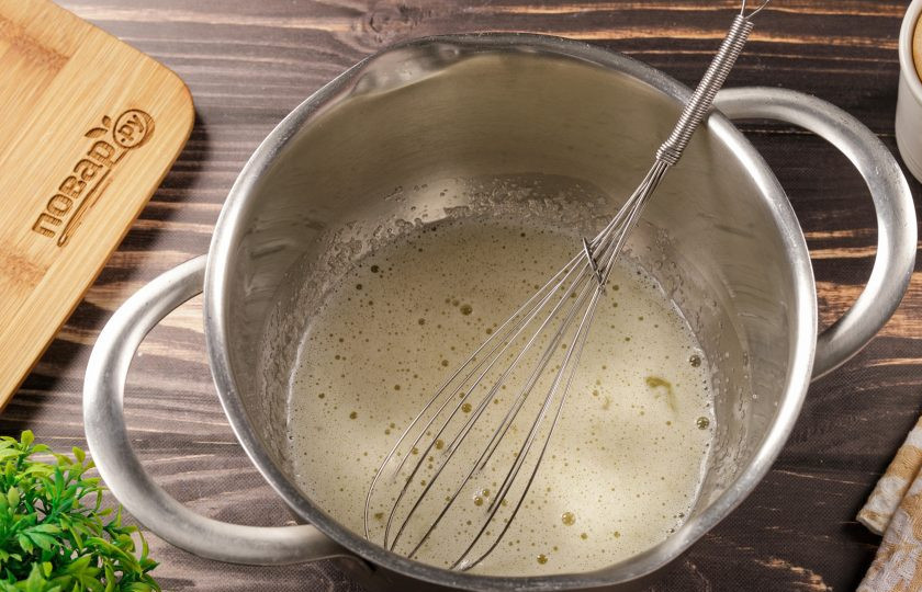 1. Этап. Заливной пирог на кефире с творогом: Отдельно взбейте второе яйцо с сахаром.