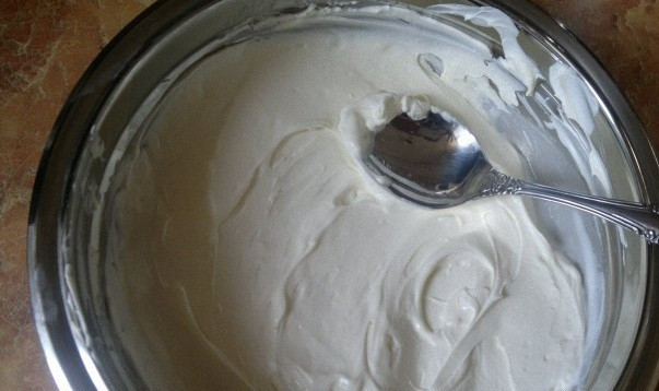 1. Этап. Желе из сметаны и какао: Желатин замачиваем в воде и оставляем минут на 10-15. Тем временем смешиваем сметану с сахарной пудрой и ставим полученную смесь на очень медленный огонь.