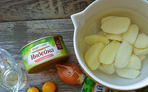 1. Этап. Суп-рагу с картофелем и тушёнкой: Приготовить продукты. Картофель вымыть, почистить и нарезать крупными кусками.