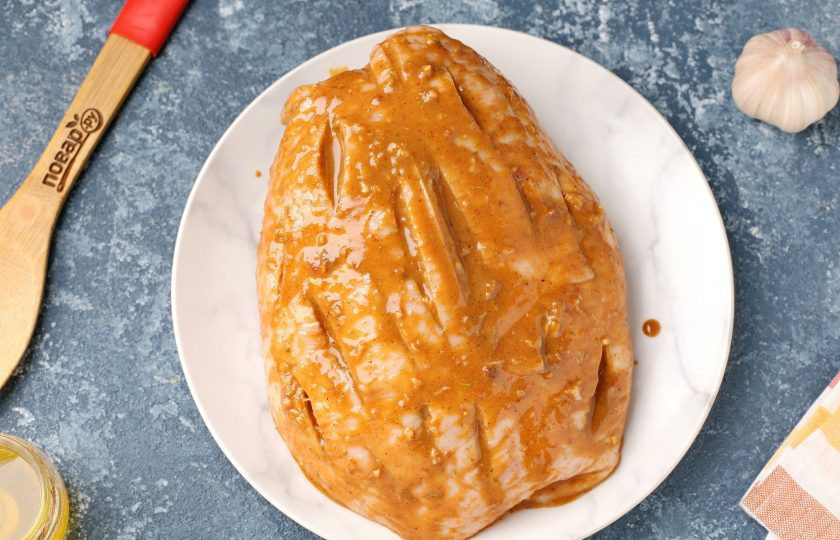 1. Этап. Гусиная грудка в духовке: Тщательно натрите подготовленным маринадом грудку со всех сторон руками, стараясь, чтобы маринад попал и в продольные надрезы. В таком виде оставьте мясо мариноваться на 2-3 часа при комнатной температуре.