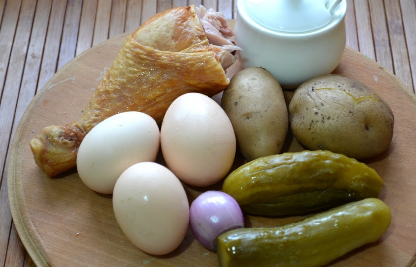 1. Этап. Салат новогодний Адвент: Подготовьте все необходимые ингредиенты. Яйца и картофель заранее отварите и очистите.