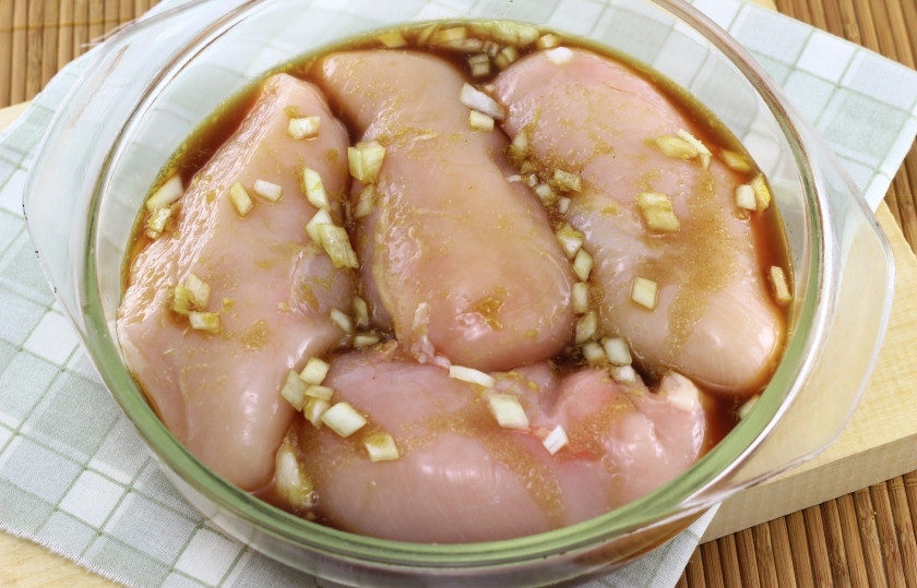 1. Этап. Курица в коньяке: Залейте куриное филе полученным соусом и поставьте в холодильник минимум на 4 часа, лучше на ночь.