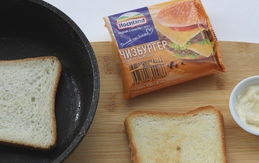 1. Этап. Просто сэндвич: Ломтики хлеба обжарить с одной стороны на сухой сковороде до легкого румянца. Приготовить соус, смешать майонез с горчицей.