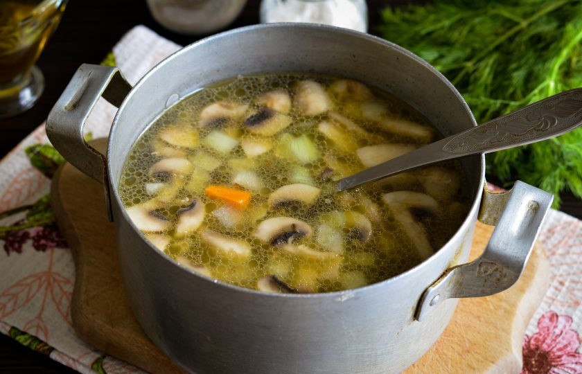 1. Этап. Грибной холодный суп на воде: Влейте горячую воду из чайника, варите суп еще 10 минут на среднем огне.