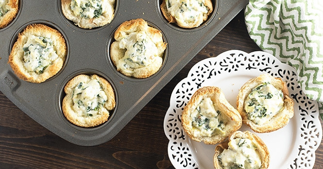 1. Этап. Корзинки с сыром: Отправьте корзинки в разогретую до 150 градусов духовку на 15 минут. Сразу доставайте из формы, остужайте на доске. Можно подавать к столу.