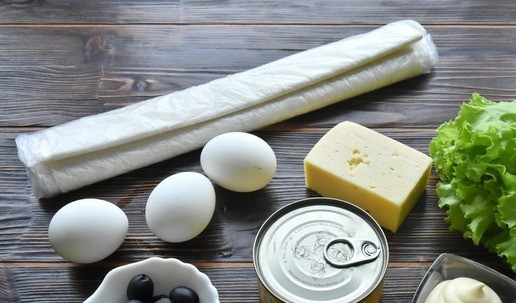 1. Этап. Тунец в лаваше: Готовлю продукты. Заранее отвариваю яйца.