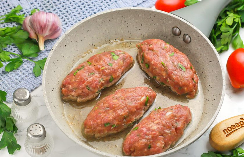 1. Этап. Котлеты по-турецки: Прогрейте на сковороде растительное масло и обжарьте котлеты в течение 3-4 минут с каждой стороны. Затем накройте емкость крышкой, убавьте нагрев и пропарьте котлеты еще 3-5 минут.
