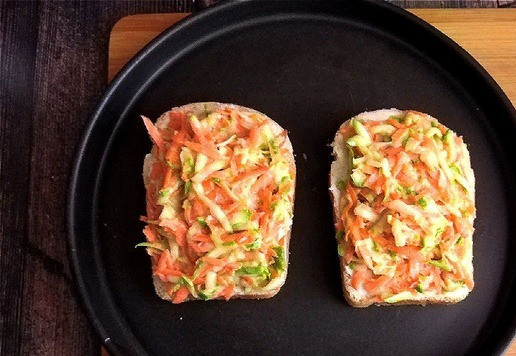 1. Этап. Горячий бутерброд с кабачком и морковью: Помещаем хлеб с сыром на противень и сверху выложим кабачково-морковную смесь. Этой смеси нам хватит на 5 бутербродов. Ставим в духовку разогретую до Т-180 С минут на 10-15. Ориентируйтесь по своей духовке. Будет видно, что бутерброды приготовились. Верх схватится, а хлеб снизу подсушится и будет румяного цвета.