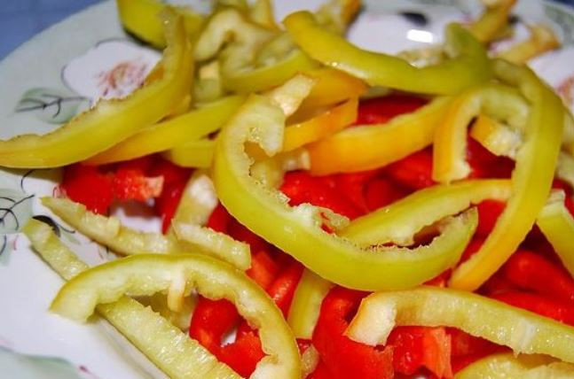 1. Этап. Кавказский суп из баранины: Измельчите болгарский перец.