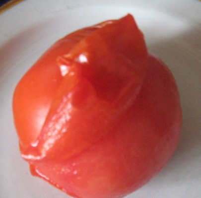 1. Этап. Баклажаны в аджике: В это время приготовить аджику. Помидоры обдать кипятком и очистить от кожуры.