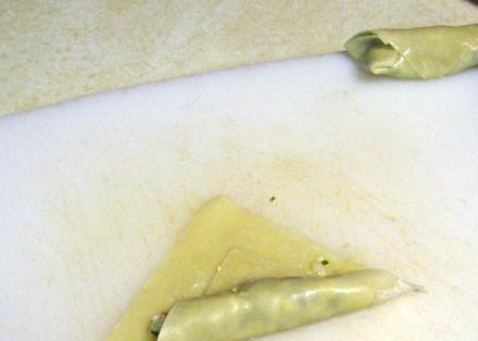 1. Этап. Тун Тун - Тайские яичные роллы: Заворачиваем начинку в ролл.