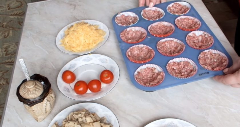 1. Этап. Мясные корзиночки с грибами: Укладывайте фарш в формочки для кексов, внутри делая небольшое углубление для начинки.