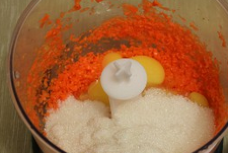 1. Этап. Морковные кексики: Добавьте яйца и сахар, перемешайте.