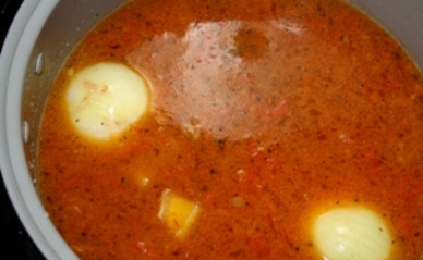 1. Этап. Шурпа из баранины в мультиварке: Наливаем в чашу кипяченую воду (до отметки 3,5 литра), солим все и добавляем специи. Выбираем режим 