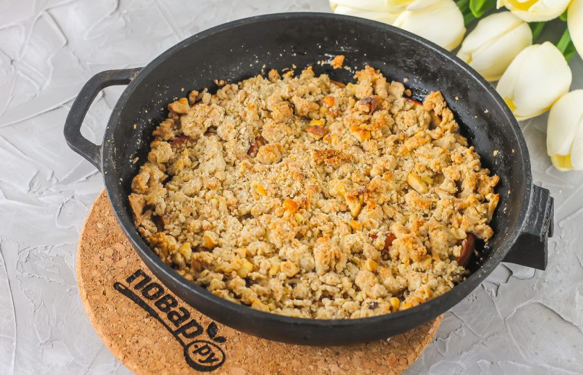 1. Этап. Яблочный гратен: Темноватый цвет выпечки зависит от панировочных сухарей. Если любите более светлую выпечку, то можете заменить сухари мукой. Извлеките выпечку из духовки и дайте слегка остыть.