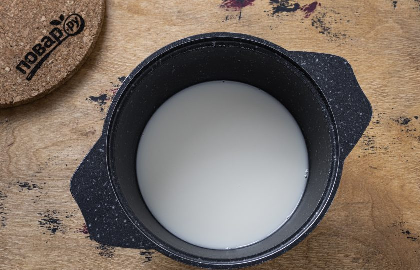 1. Этап. Пшенная каша с маслом: Влейте воду и молоко в кастрюлю. Доведите до кипения на среднем огне.