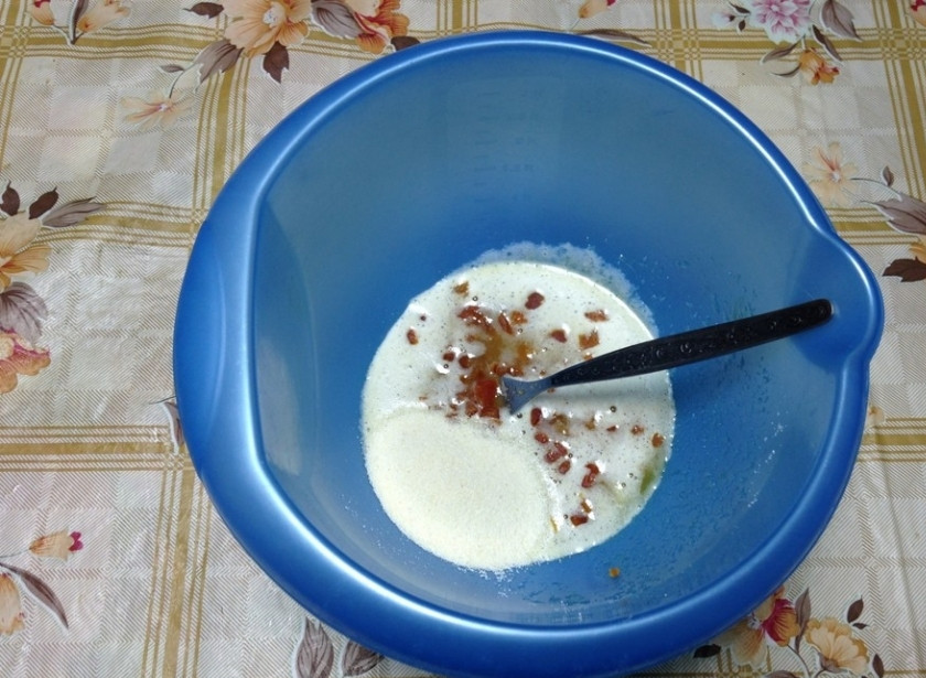 1. Этап. Творожная запеканка Президент: Всыпьте манку.